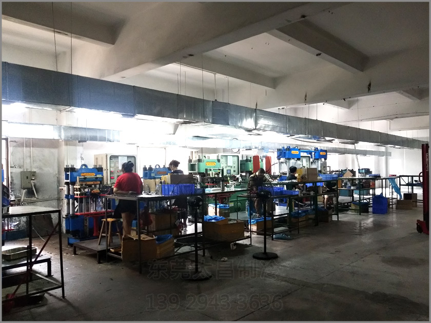 樟木頭吸盤廠車間降溫工程,環(huán)?？照{(diào),車間降溫,大型空調(diào),廠房降溫,潤東方環(huán)保空調(diào)